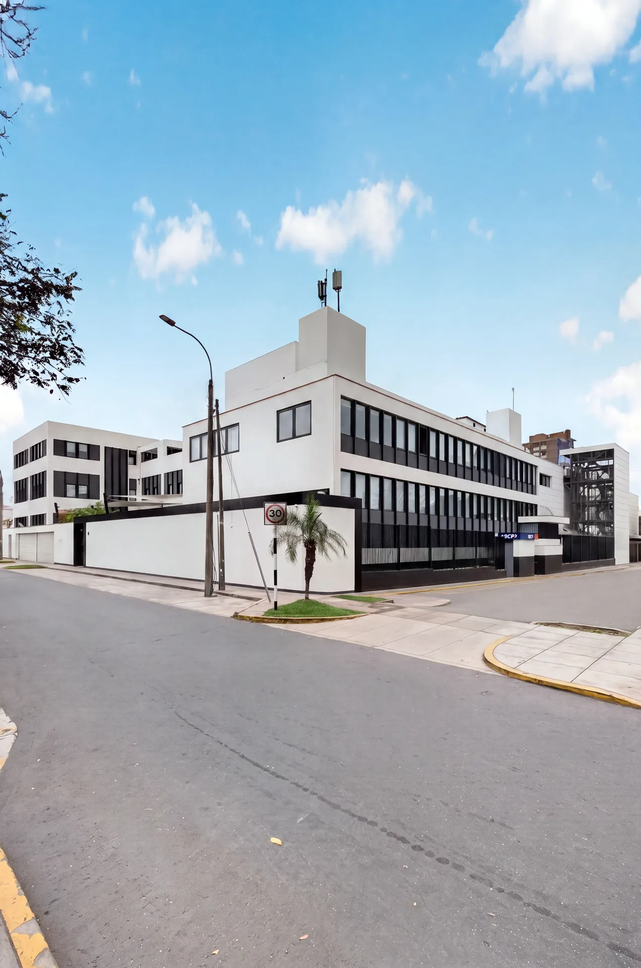 Fachada del edificio de las oficinas de Cencosud en Miraflores, Lima